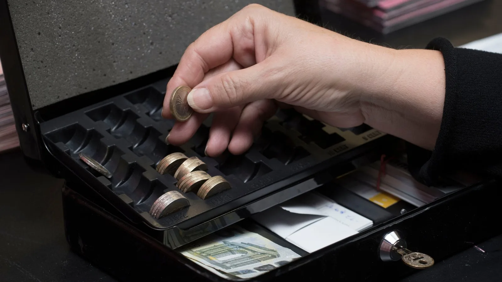 Petty Cash adalah: Contoh dan Manfaat Lengkapnya dalam Bisnis