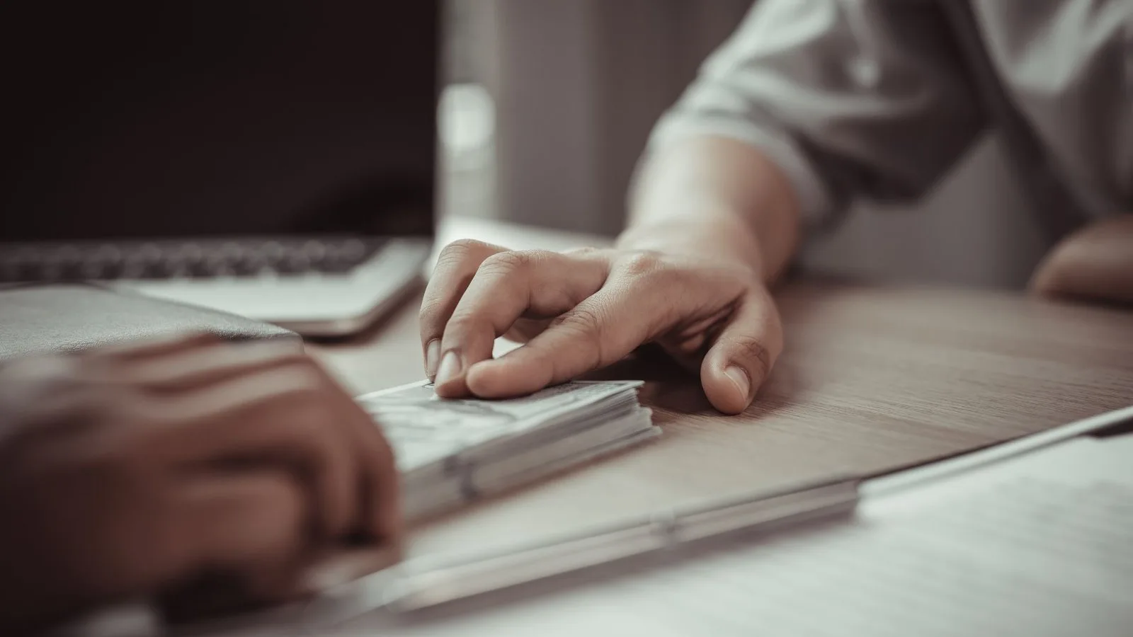 Aturan Penagihan Pinjol OJK Terbaru: Hak Anda Saat DC Menagih