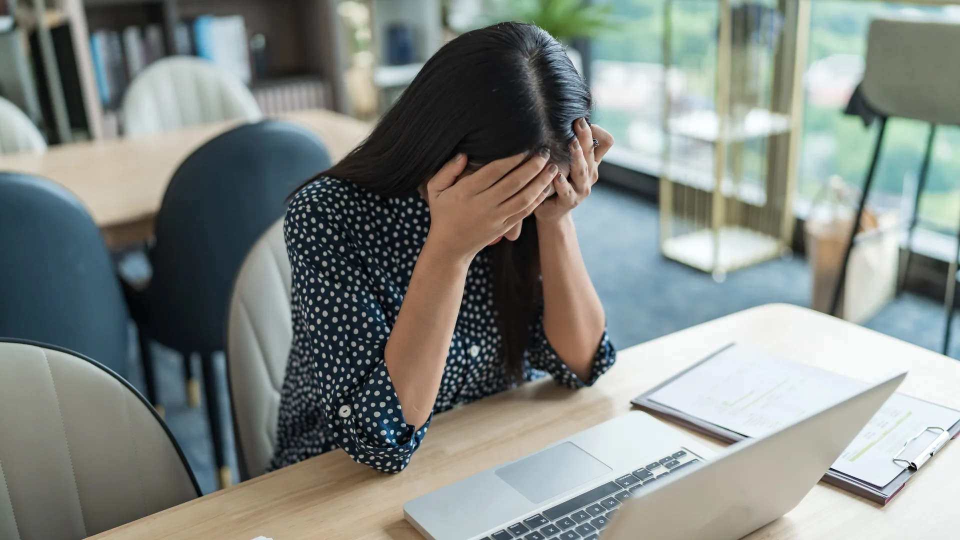 Quarter Life Crisis Adalah: Tanda-tanda, Dampak ke Keuangan, dan Cara Mengatasinya