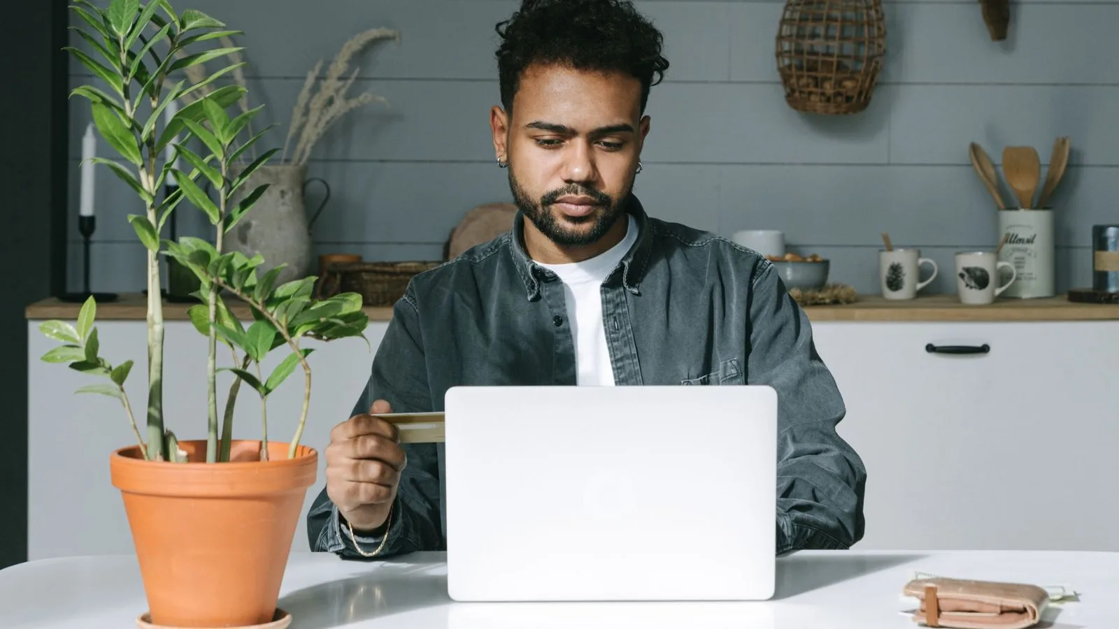 Punya Banyak Tagihan Pinjaman Daring? Ini Strategi Melunasinya dengan Gaji UMR